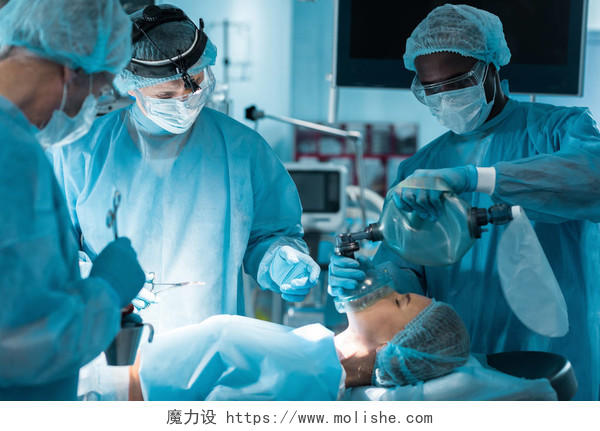 非裔美国人麻醉在手术室内持有氧气面罩外科医生手术